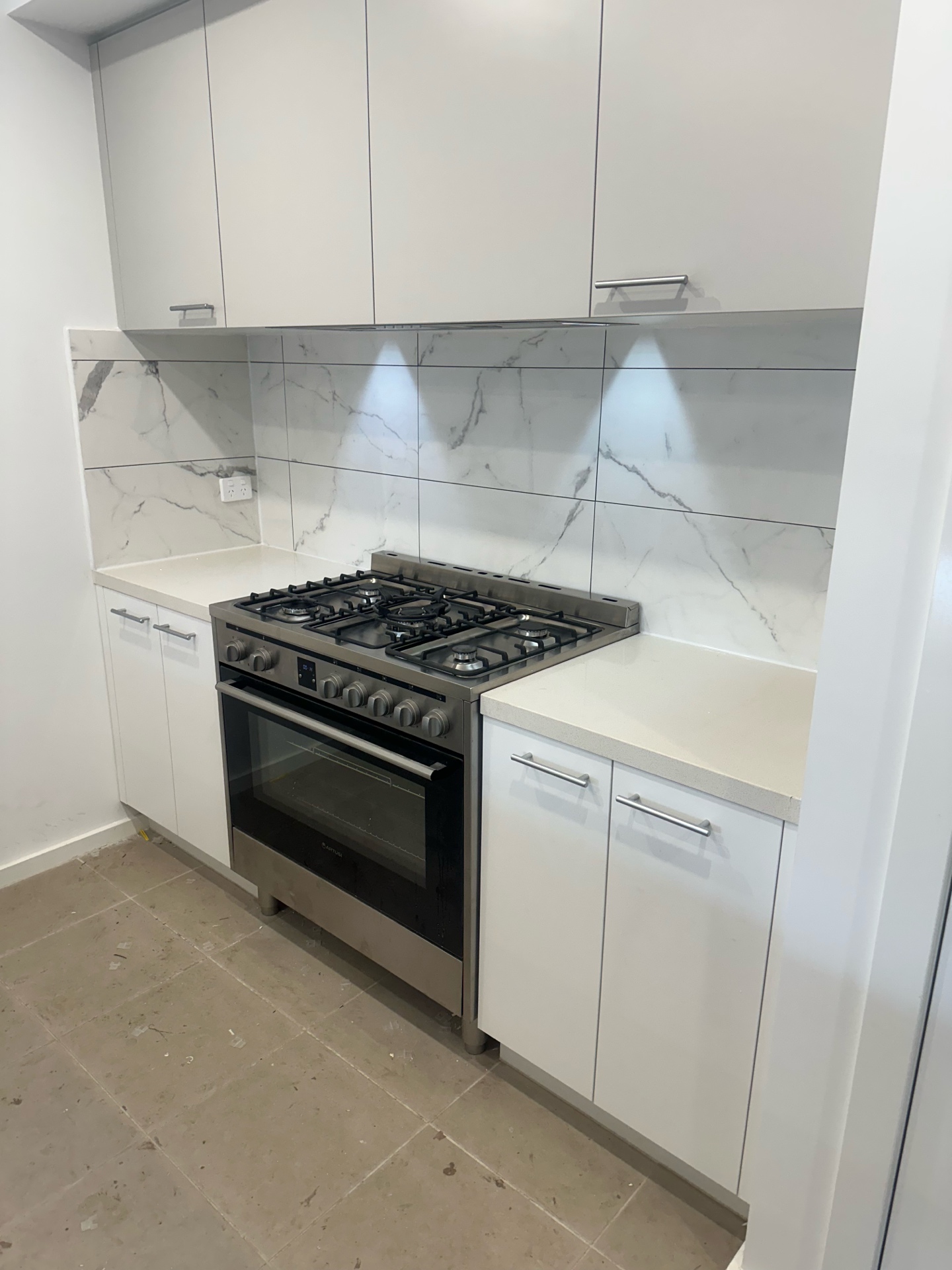 White marble look kitchen splashback tiling with gas cooktop, Melbourne renovation